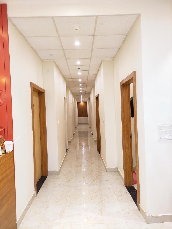 Hotel Satsang Grand Varanasi Bagian luar foto