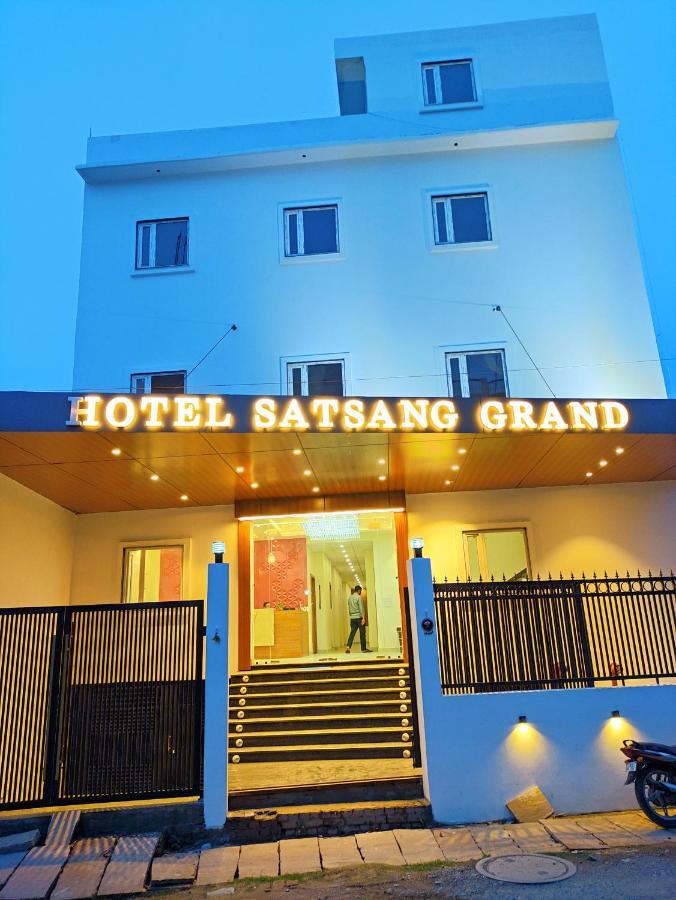Hotel Satsang Grand Varanasi Bagian luar foto
