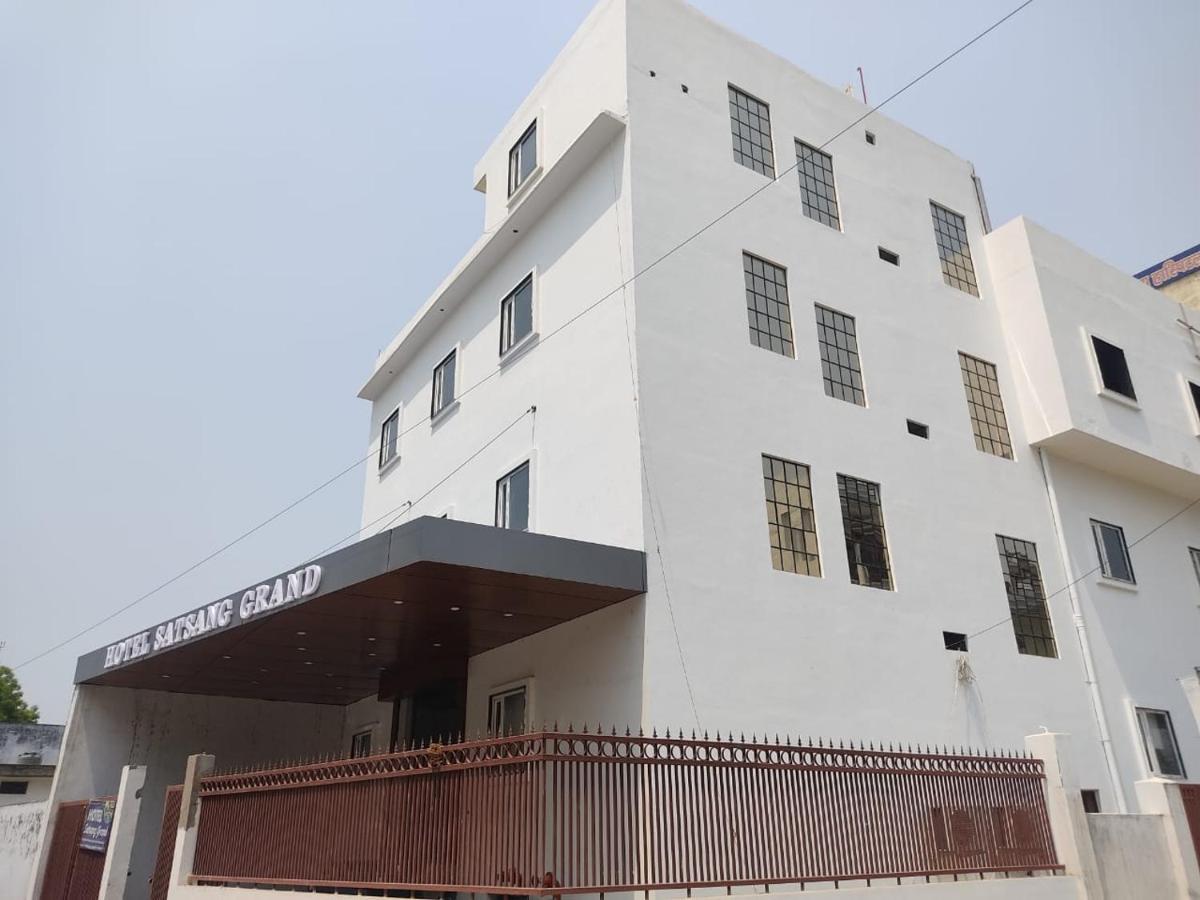 Hotel Satsang Grand Varanasi Bagian luar foto