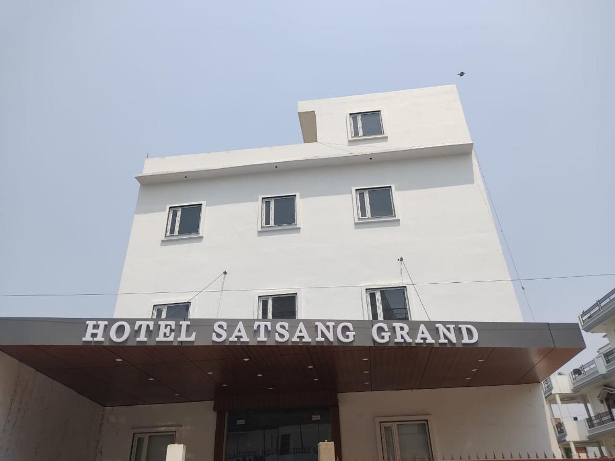 Hotel Satsang Grand Varanasi Bagian luar foto