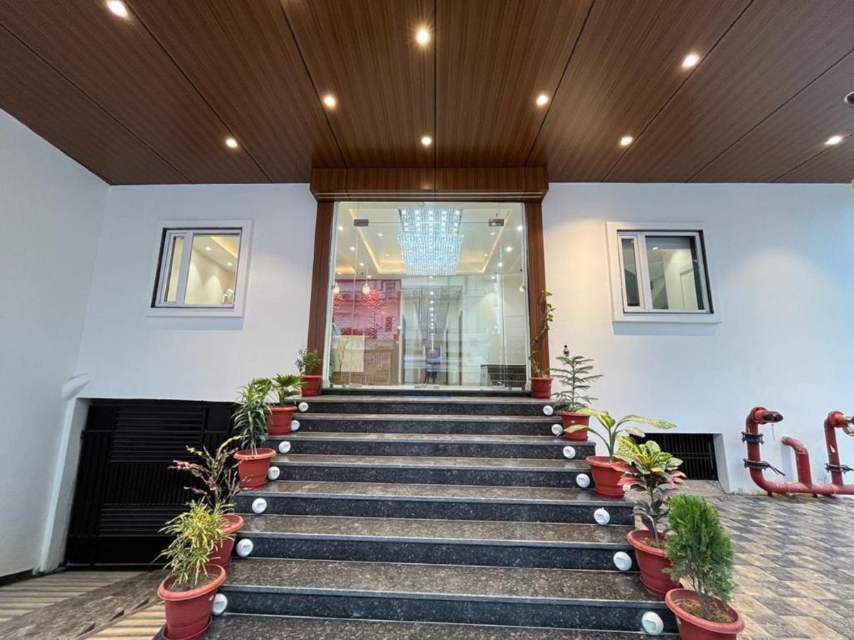 Hotel Satsang Grand Varanasi Bagian luar foto