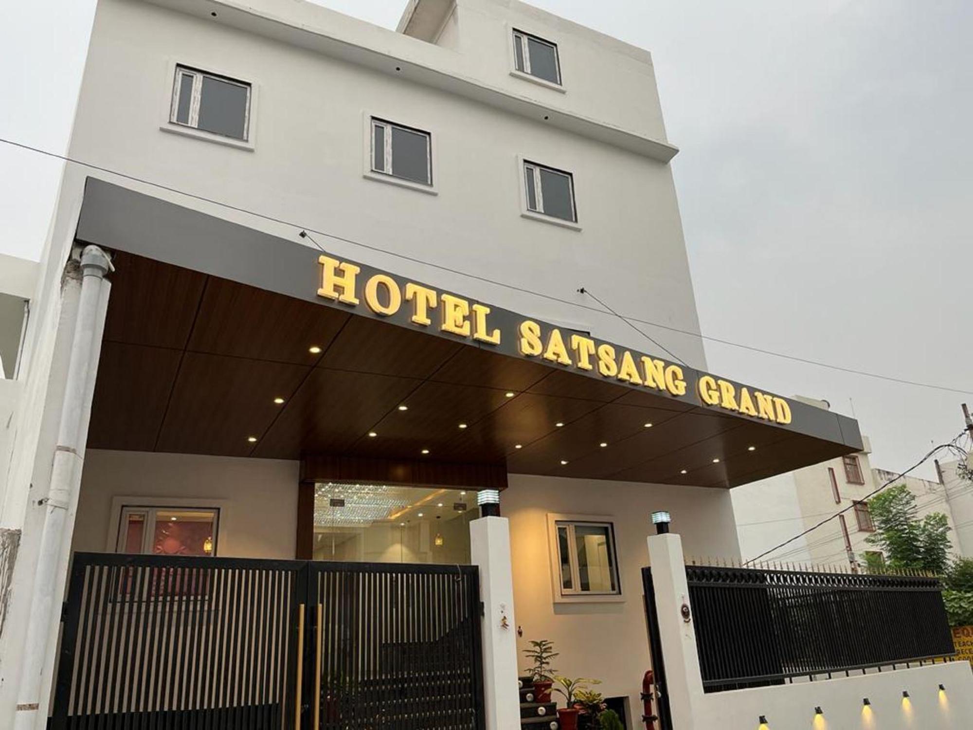 Hotel Satsang Grand Varanasi Bagian luar foto