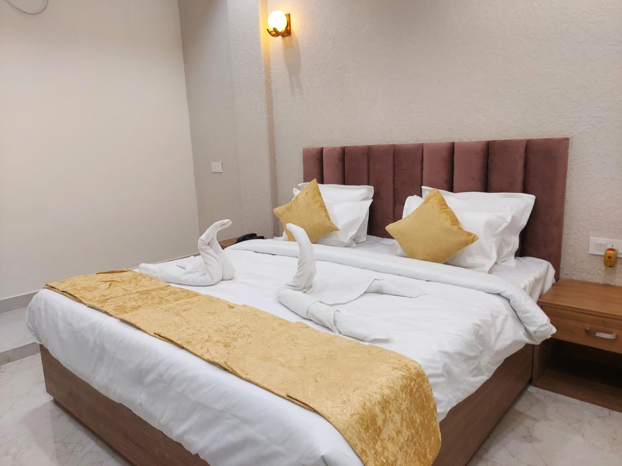 Hotel Satsang Grand Varanasi Bagian luar foto