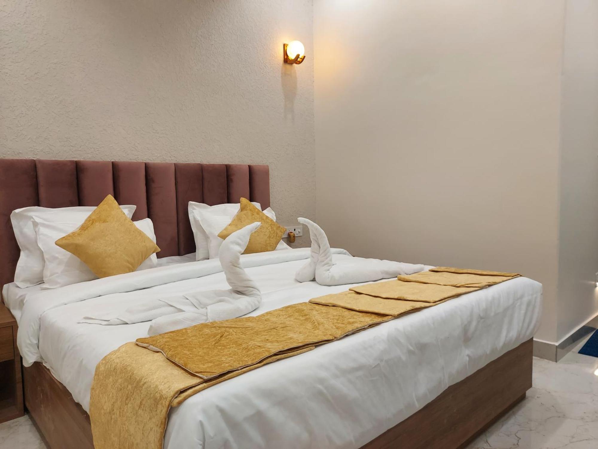 Hotel Satsang Grand Varanasi Bagian luar foto