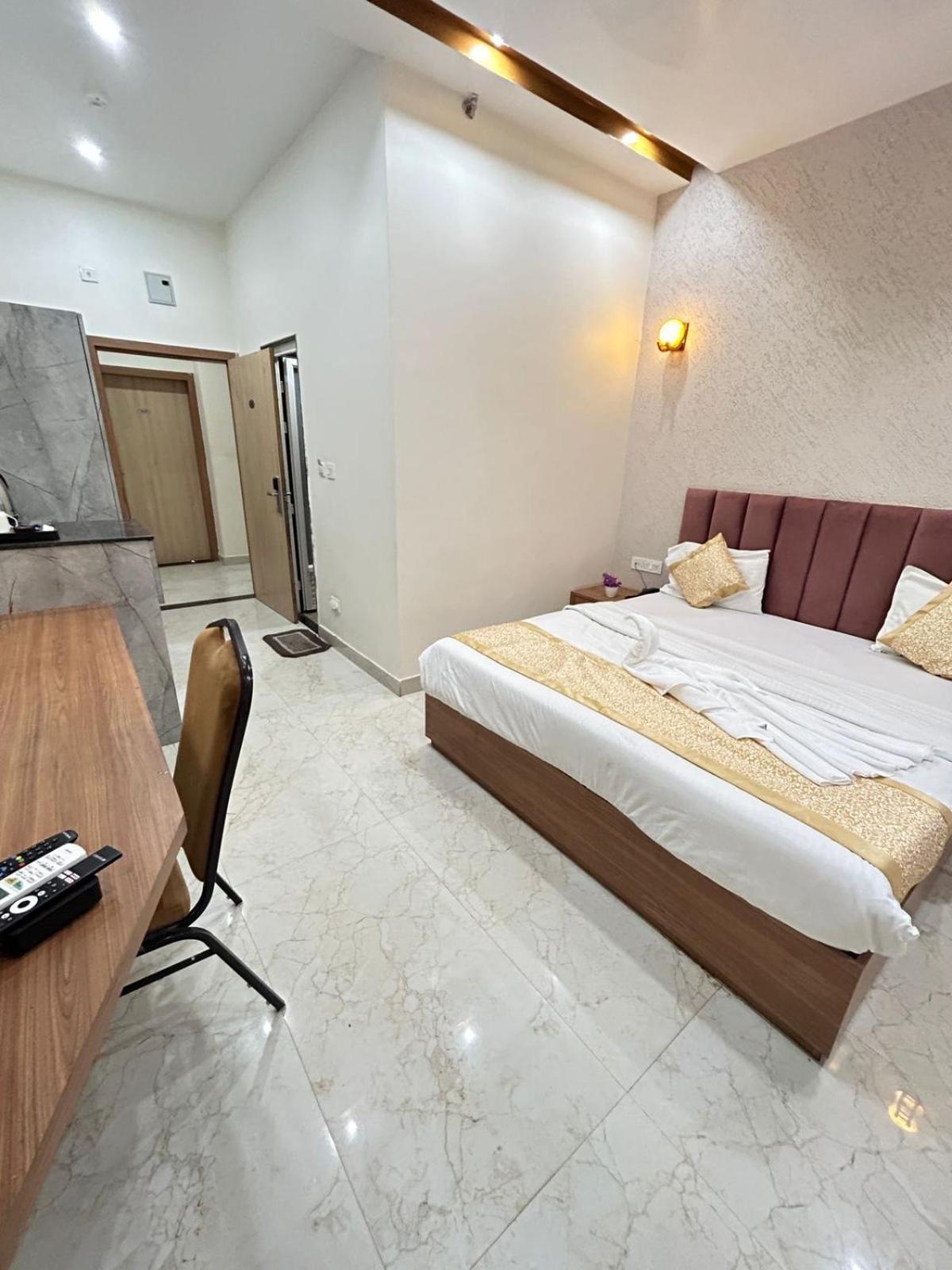 Hotel Satsang Grand Varanasi Bagian luar foto