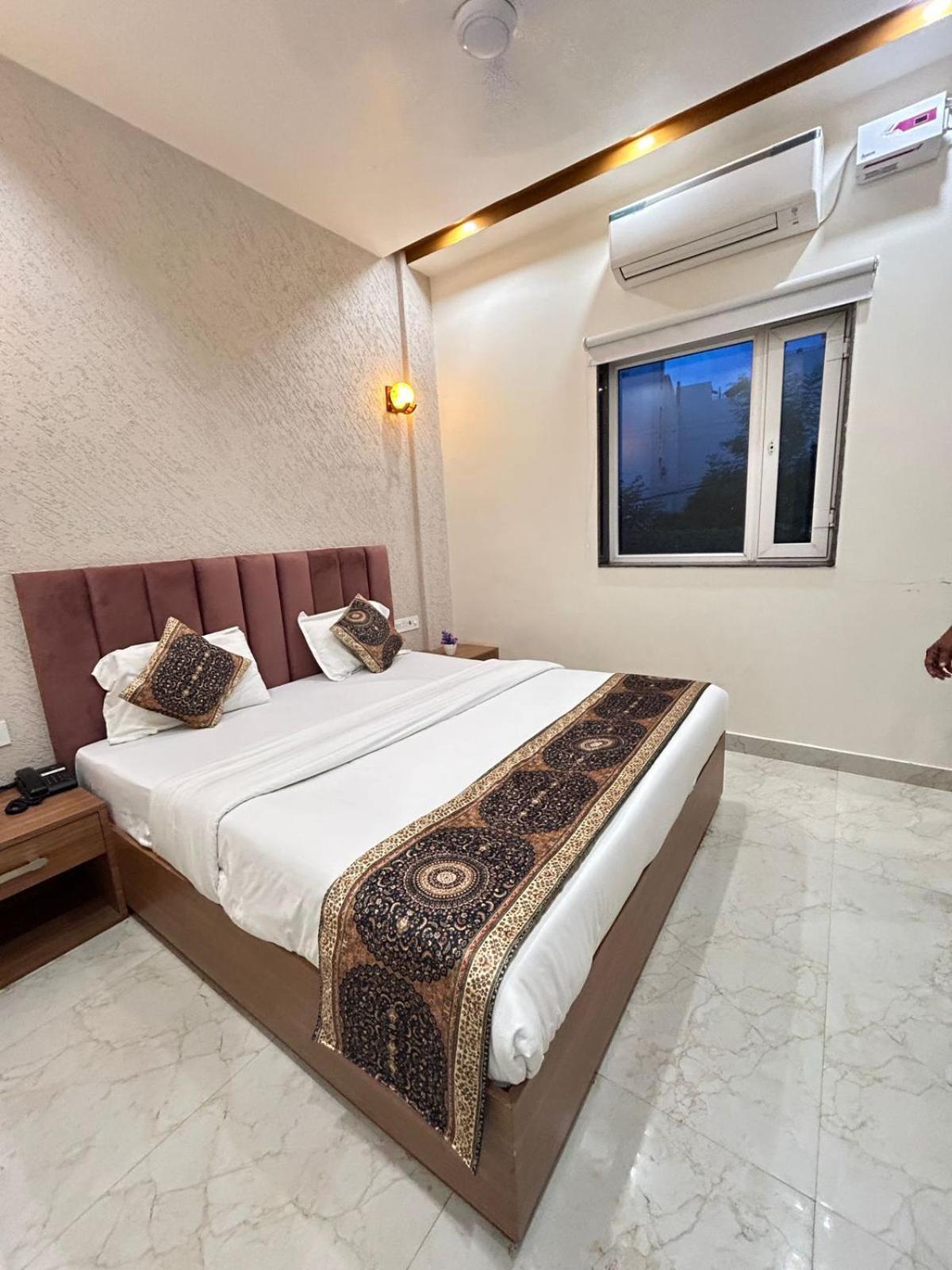 Hotel Satsang Grand Varanasi Bagian luar foto
