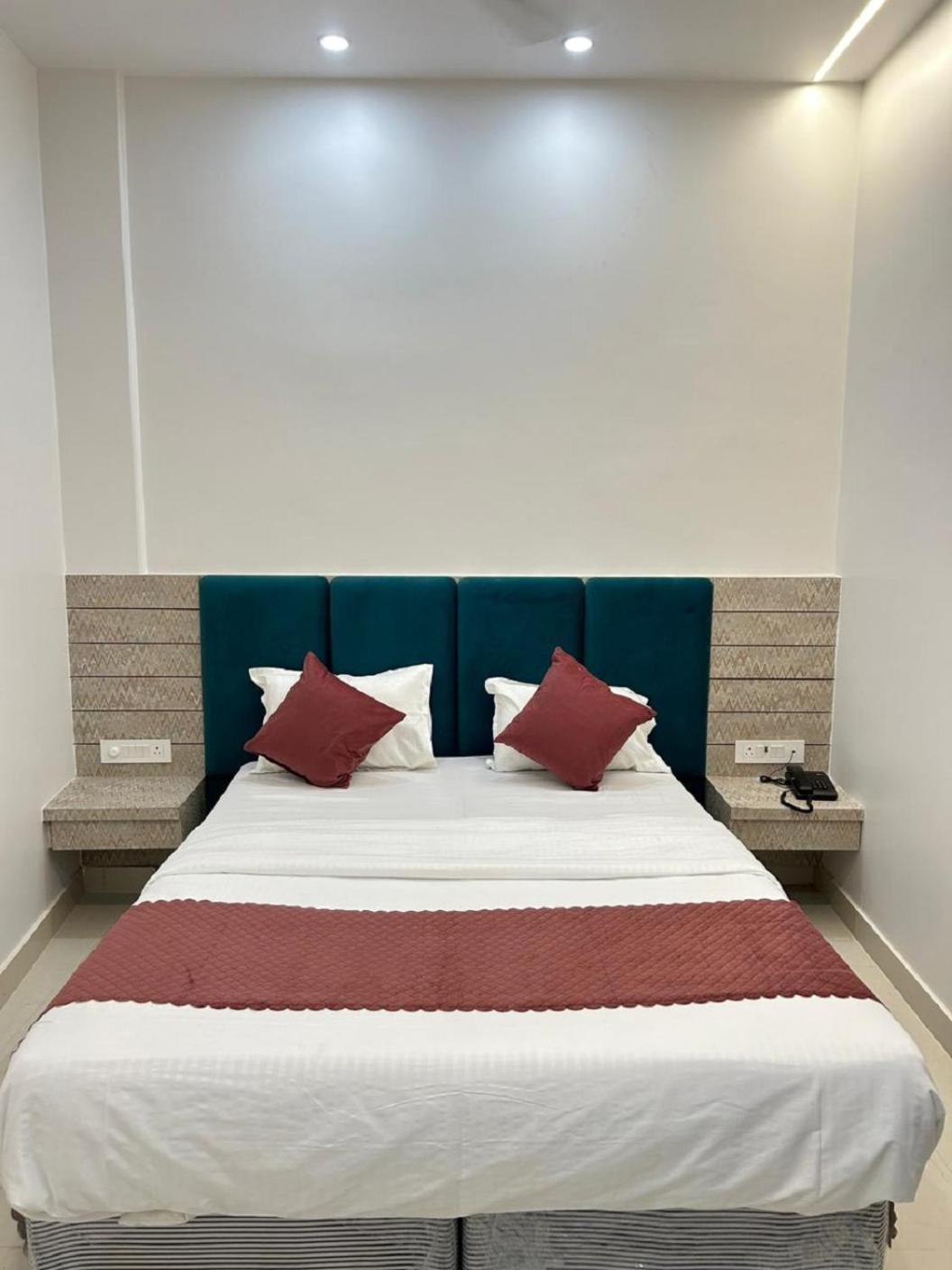 Hotel Satsang Grand Varanasi Bagian luar foto